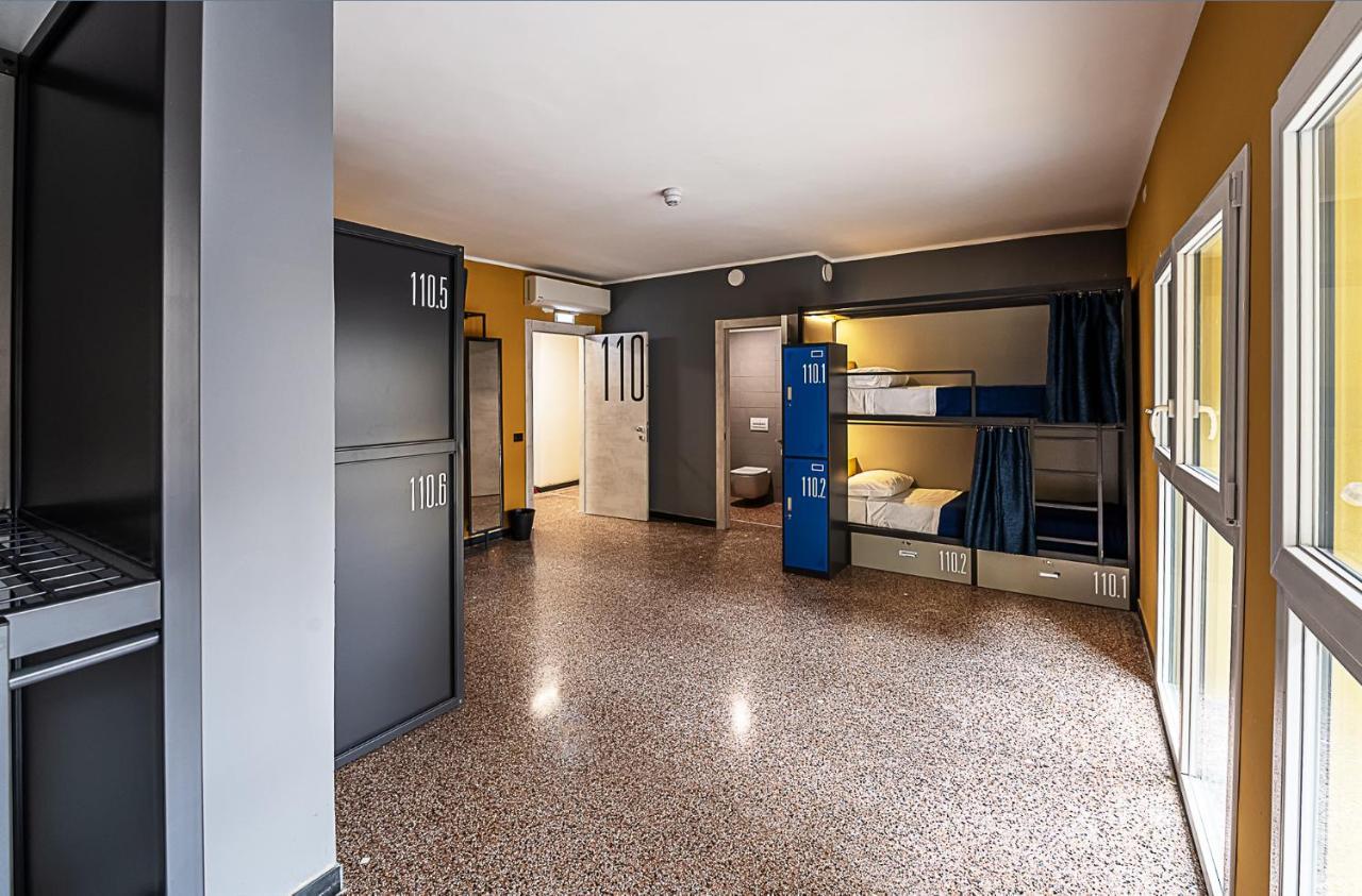 Marathon Hostel ジェノヴァ エクステリア 写真