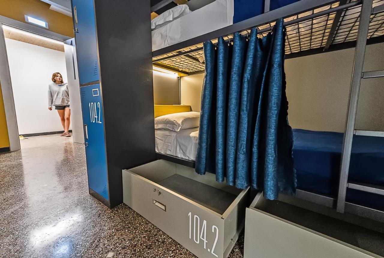 Marathon Hostel ジェノヴァ エクステリア 写真