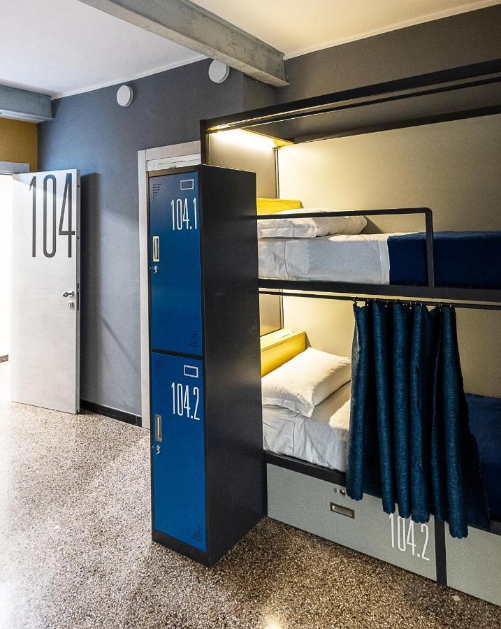 Marathon Hostel ジェノヴァ エクステリア 写真