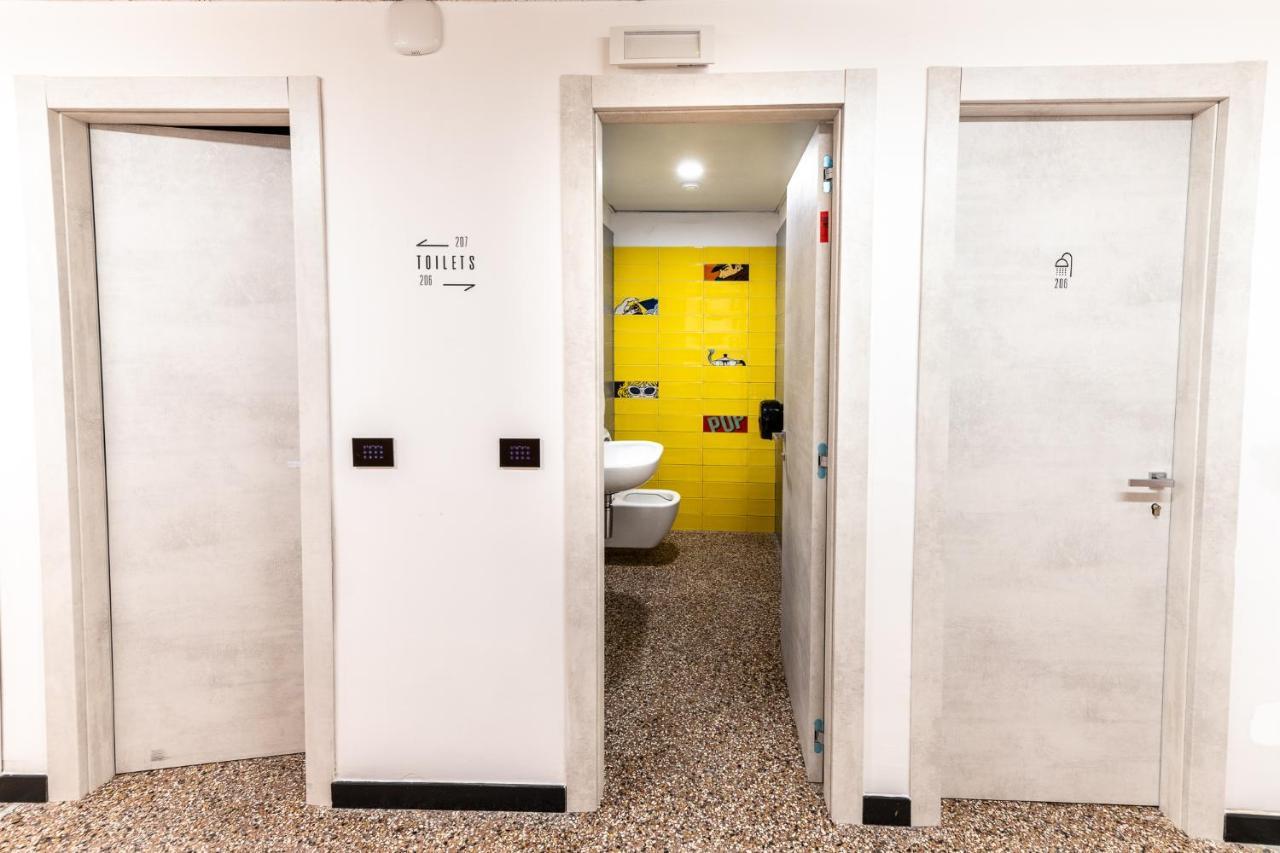 Marathon Hostel ジェノヴァ エクステリア 写真