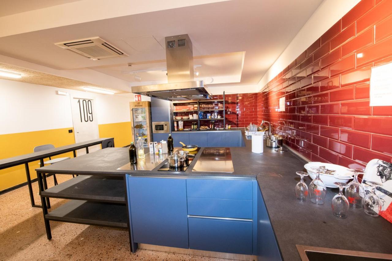 Marathon Hostel ジェノヴァ エクステリア 写真