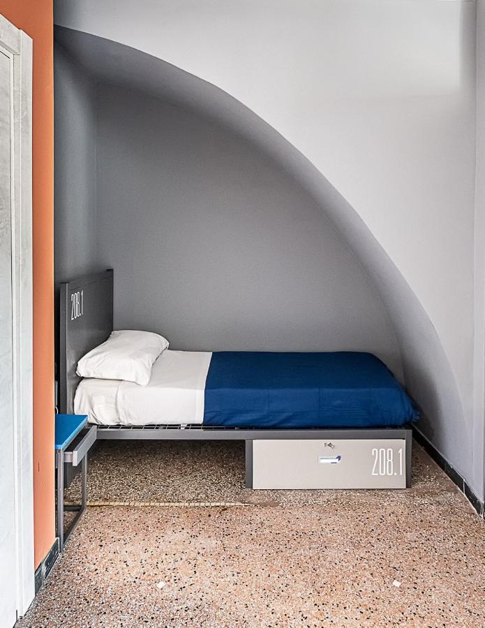 Marathon Hostel ジェノヴァ エクステリア 写真