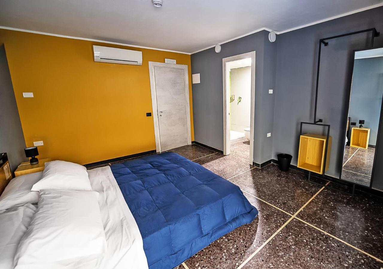 Marathon Hostel ジェノヴァ エクステリア 写真